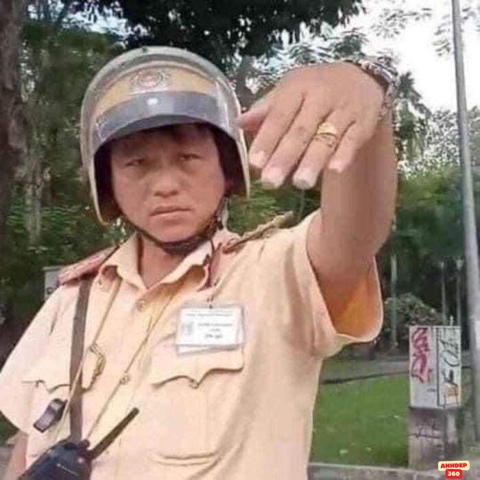 ảnh meme công an vẫy tay