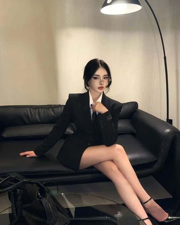 ảnh gái xinh công sở đẹp phong cách tối giản