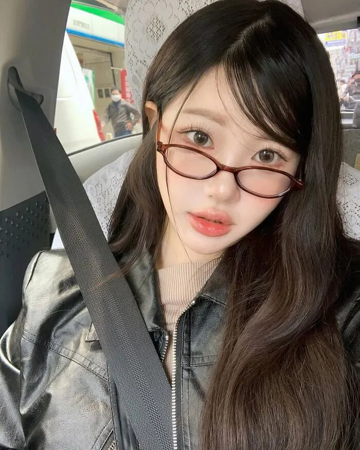 Ảnh gái xinh đeo kính cute