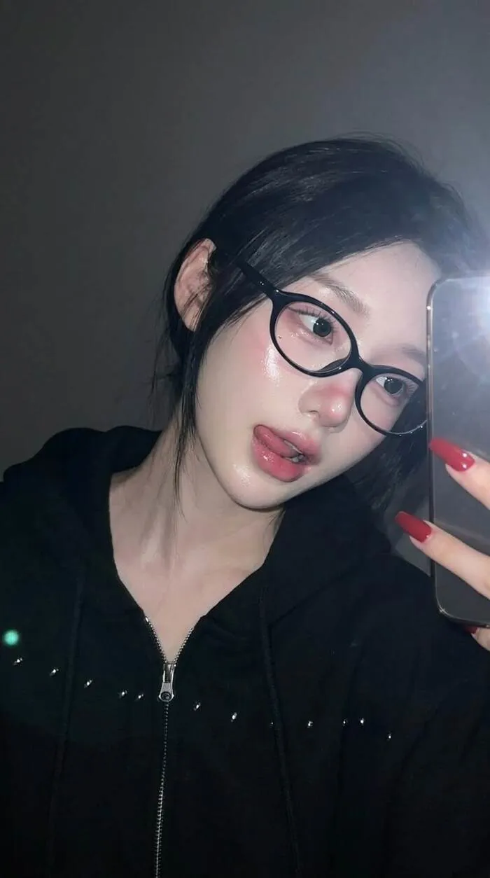 Ảnh gái xinh đeo kính dễ thương hot ngầu
