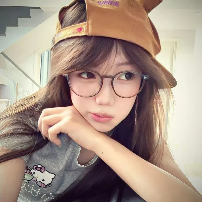 Ảnh gái xinh đeo kính dễ thương