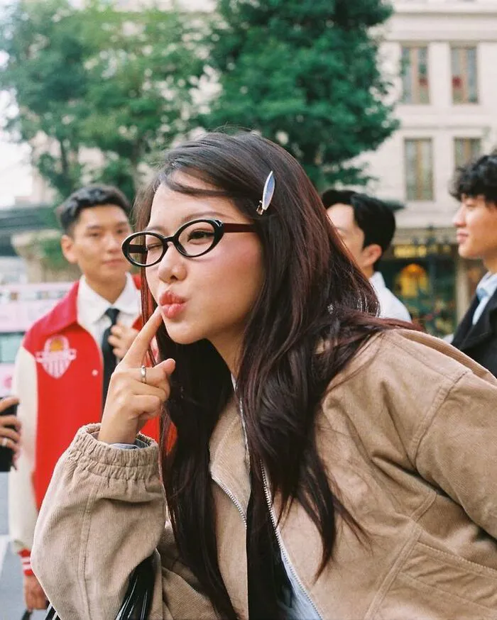 Ảnh gái xinh đeo kính đẹp chất