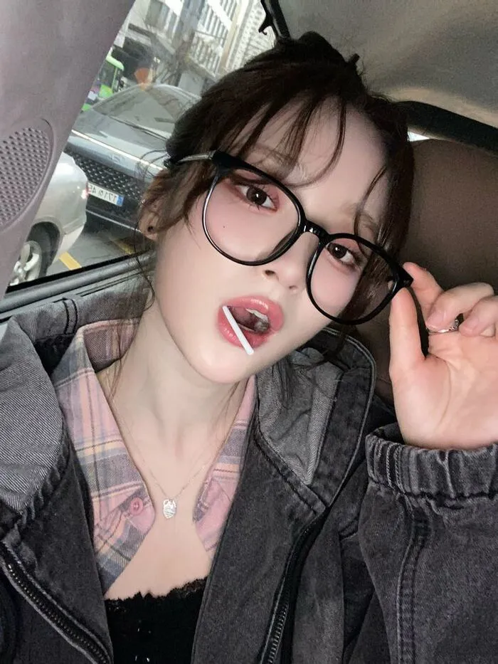 Ảnh gái xinh đeo kính siêu cute