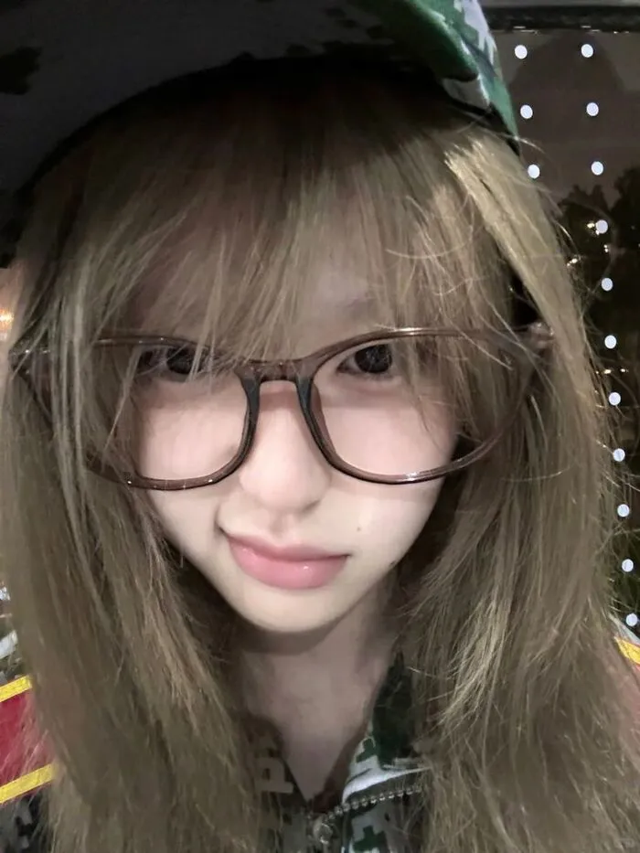 Ảnh gái xinh đeo kính slay chất