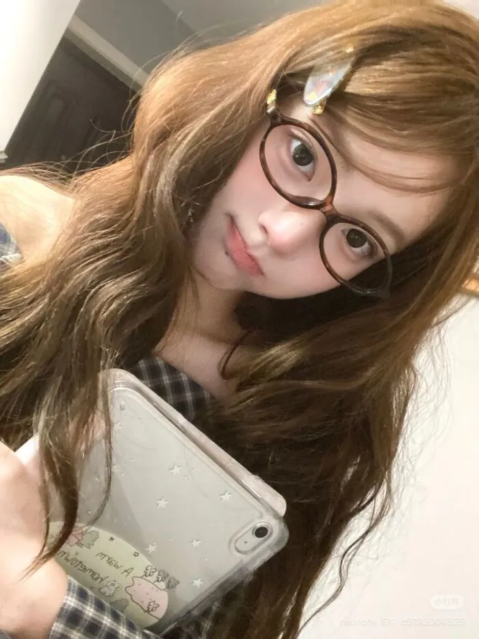 Ảnh gái xinh đeo kính slay hd