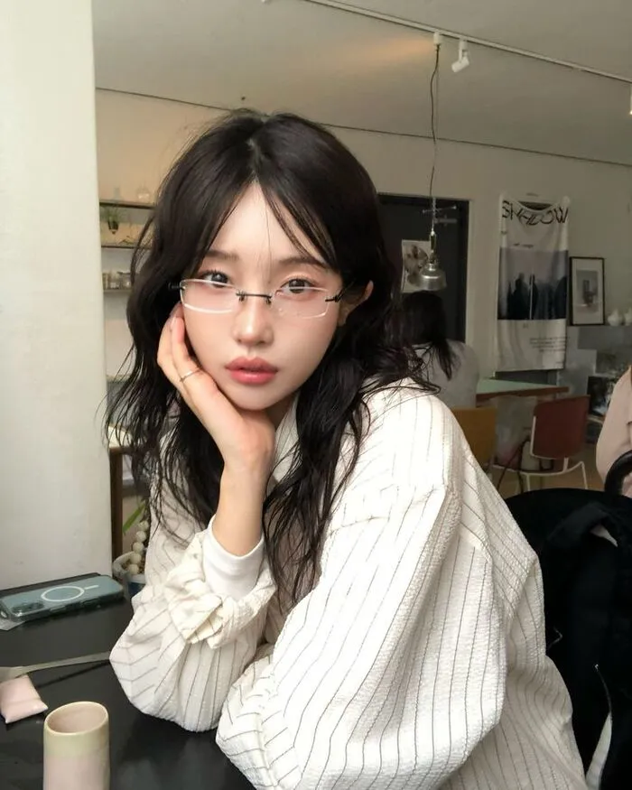 Ảnh gái xinh đeo kính slay hot