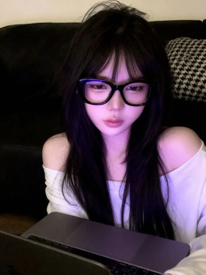 Ảnh gái xinh đeo kính slay siêu chất