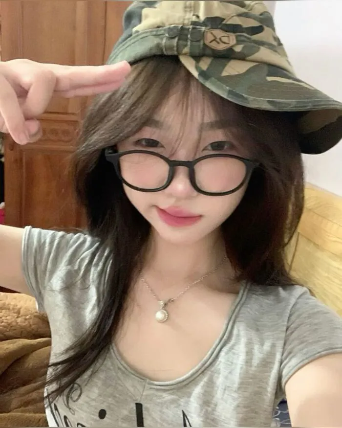 Ảnh gái xinh đeo kính slay siêu hot