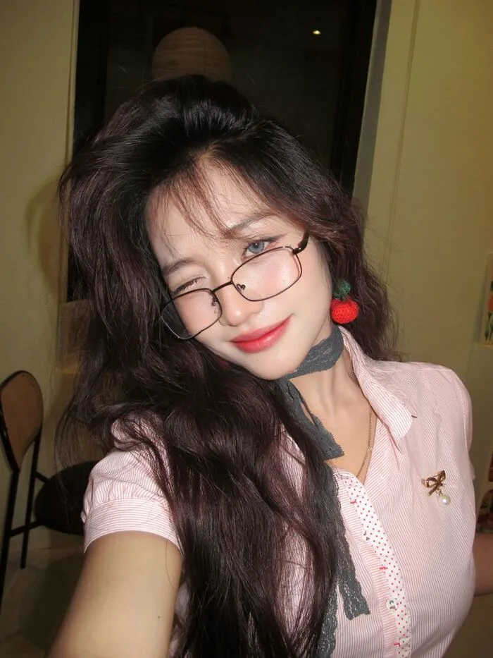 Ảnh gái xinh đeo kính slay