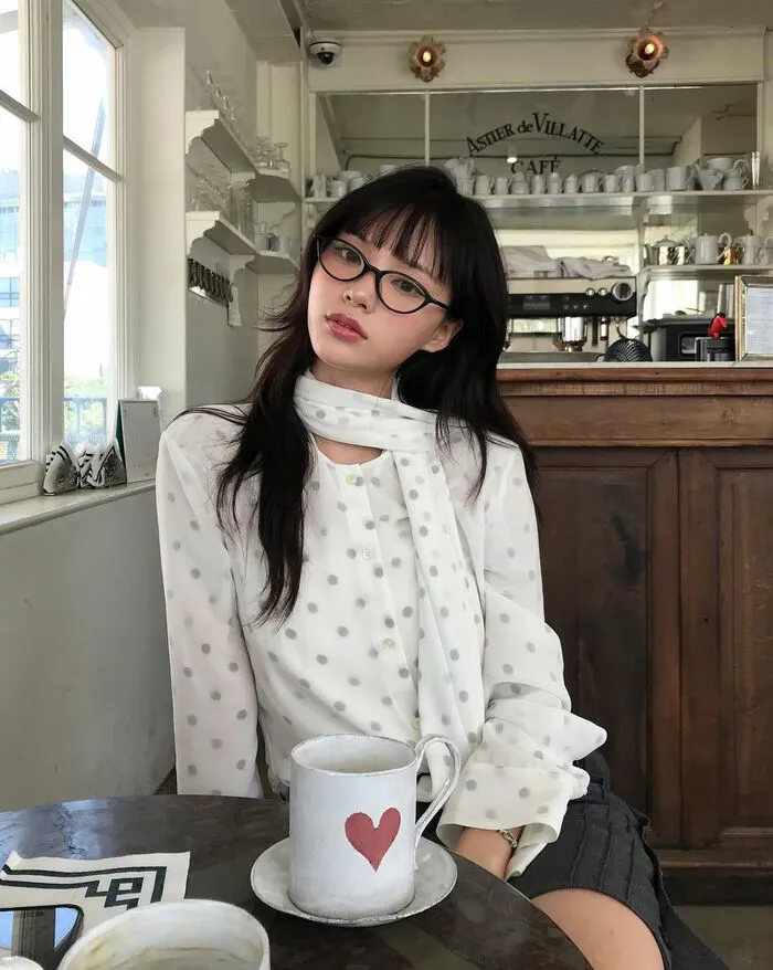 Ảnh gái xinh đeo kính