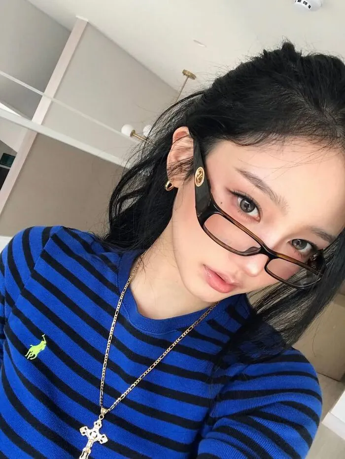 ảnh gái xinh douyin đeo kính
