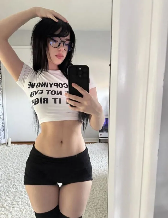 ảnh gái xinh mặc quần ngắn ngầu cool