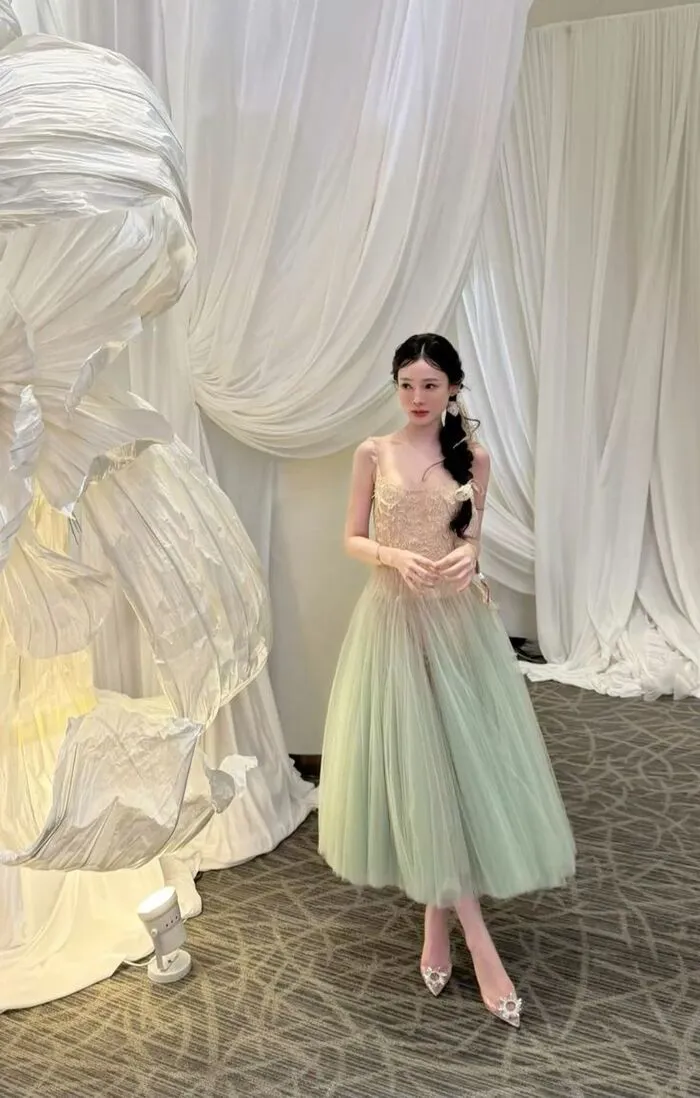 ảnh gái xinh mặc váy lưới tông trắng thanh lịch ảnh gái xinh mặc váy lưới tông trắng thanh lịch