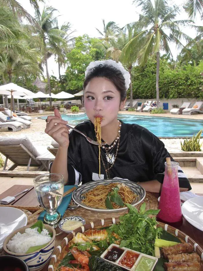 ảnh Hàn Hằng đẹp phong thái tự tin