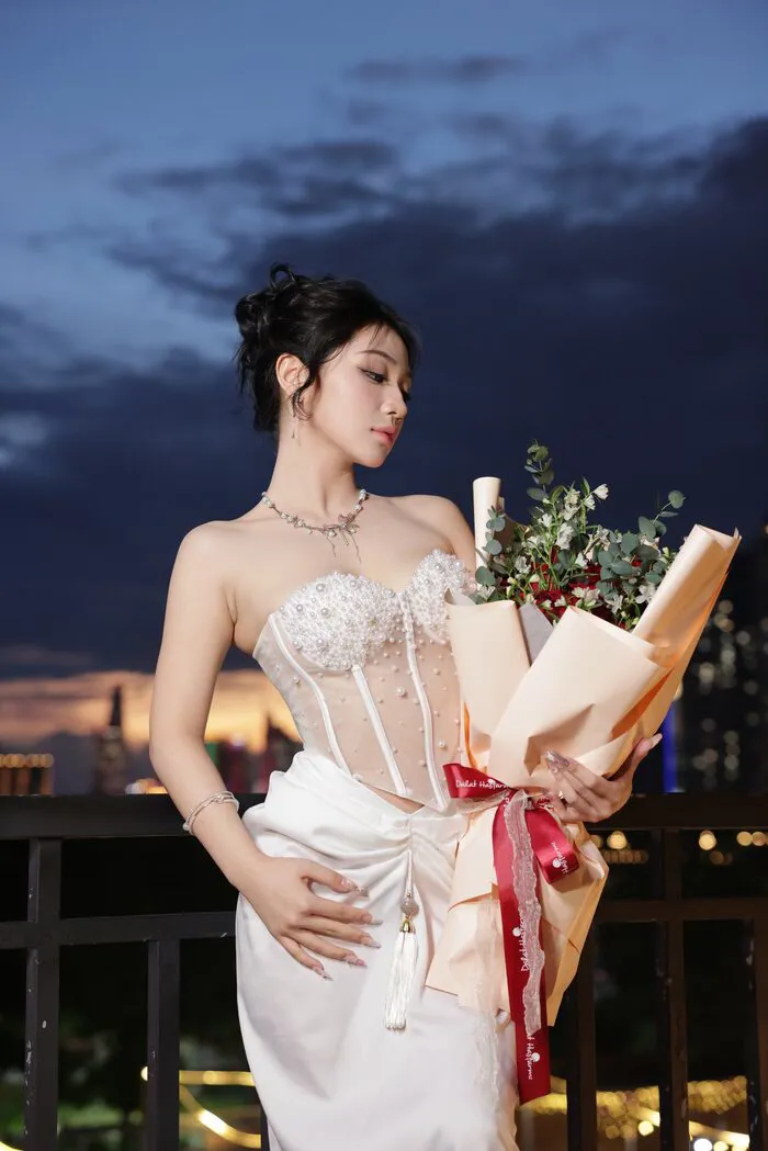 ảnh Trần Hà Linh đẹp tươi tắn