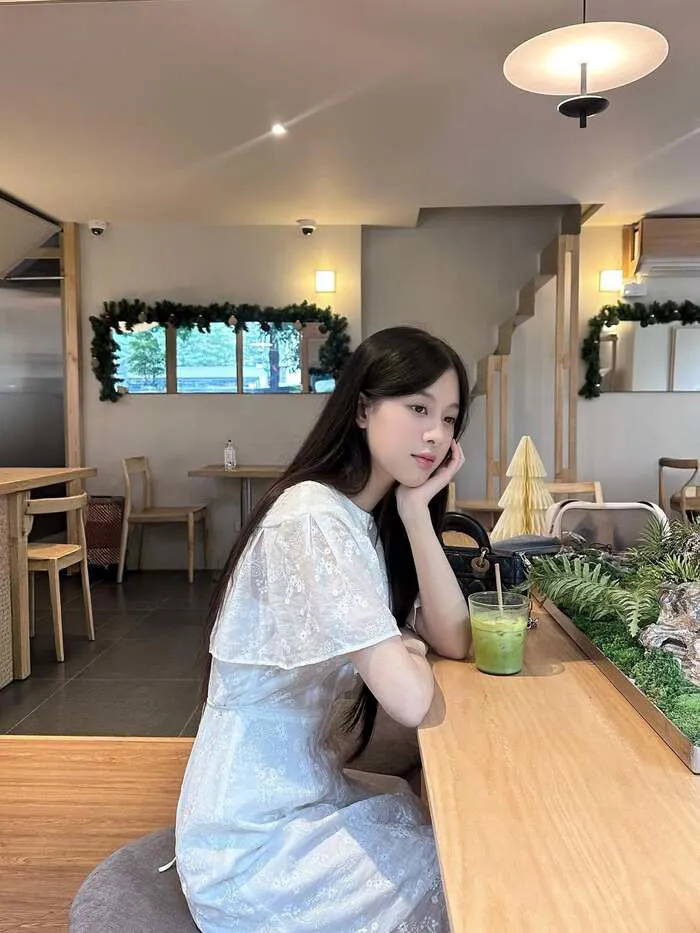 gái xinh 2k4 vibe dễ thương