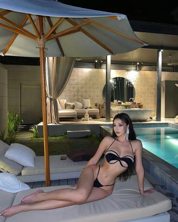 gái xinh bikini tạo dáng nghệ thuật