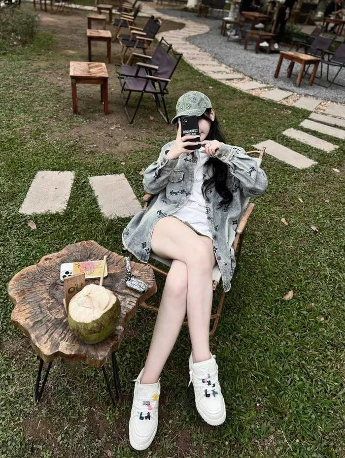gái xinh che mặt bằng điện thoại
