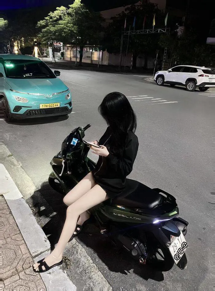 gái xinh che mặt nền trời xanh