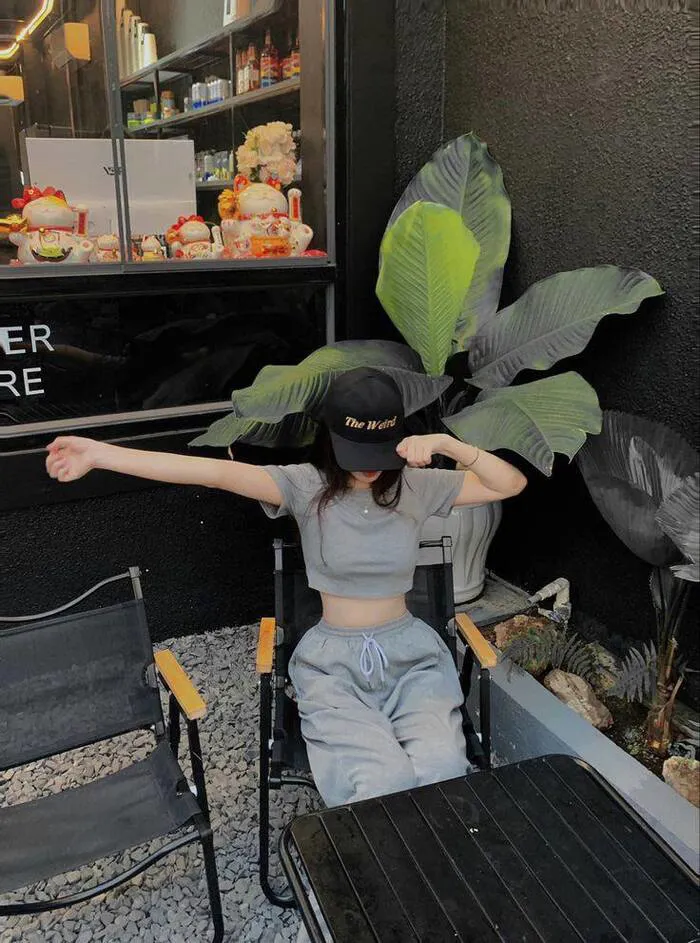gái xinh che mặt outfit cá tính