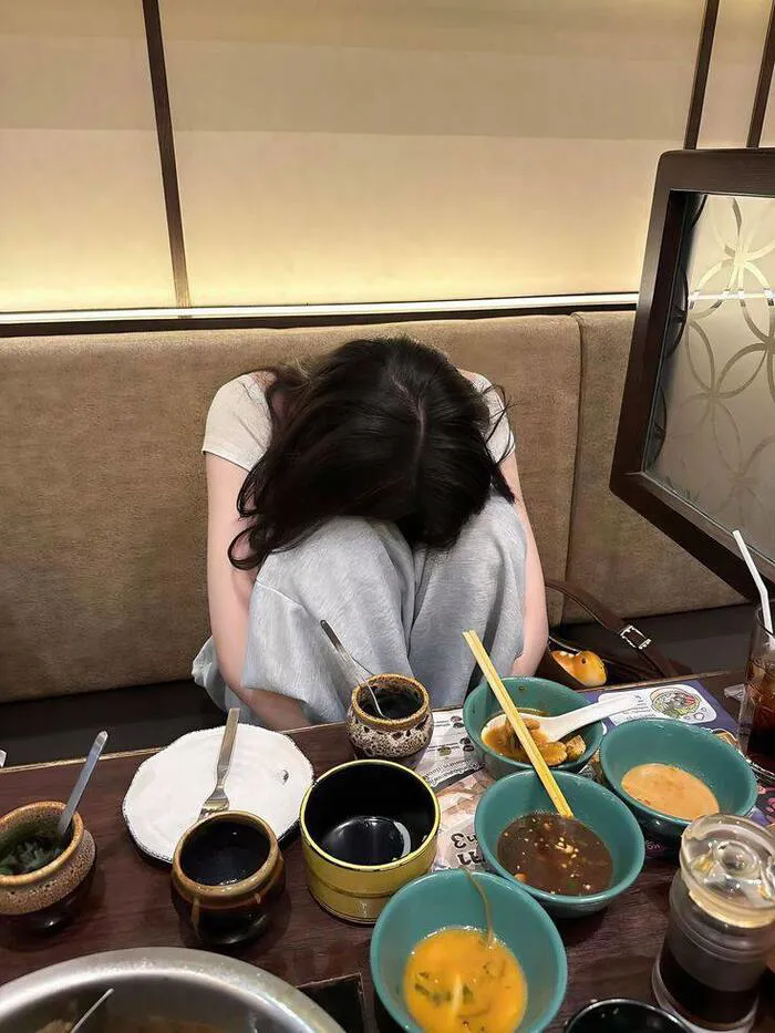 gái xinh che mặt phong cách nhẹ nhàng