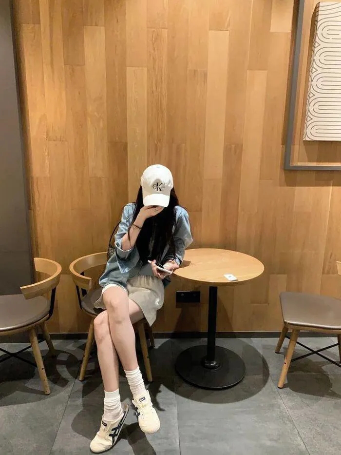 gái xinh che mặt pose dáng xinh