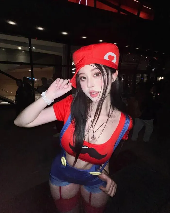 gái xinh cosplay mario