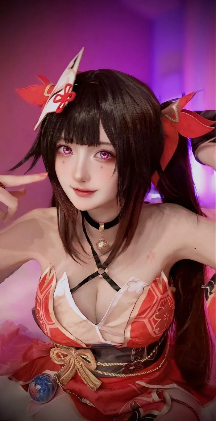 gái xinh cosplay tóc trắng nổi bật