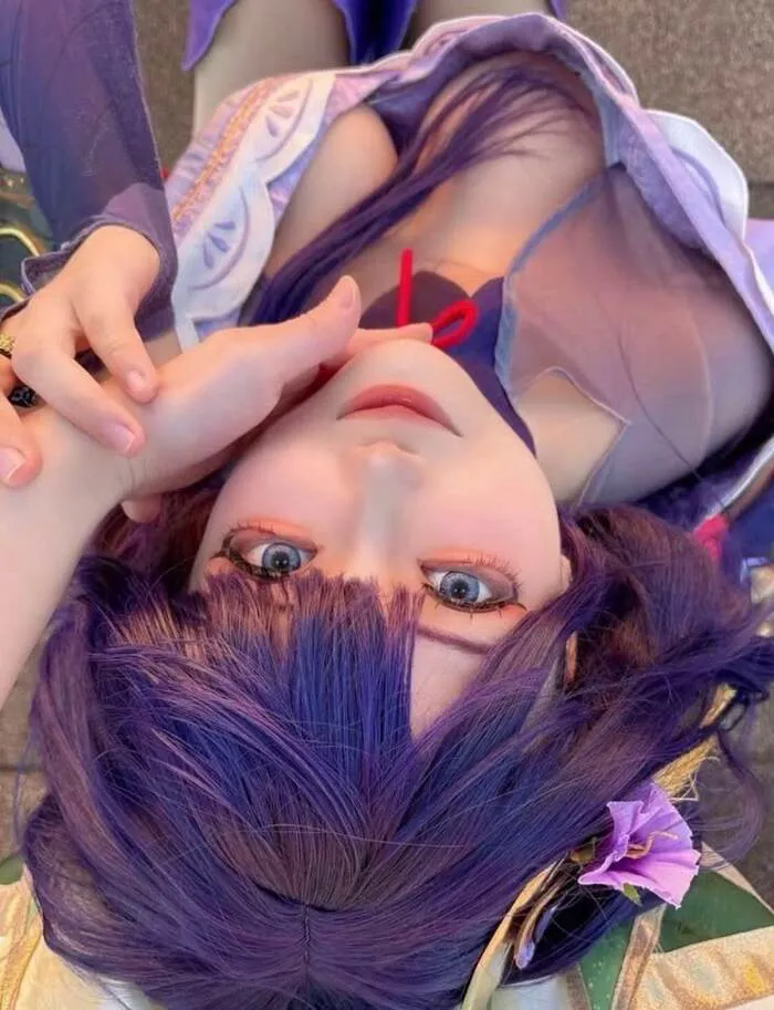 gái xinh cosplay tông màu nổi bật