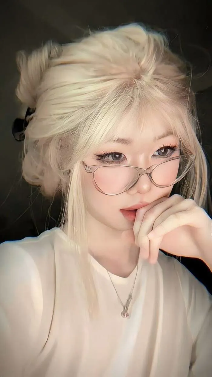 gái xinh đeo kính chụp ảnh mirror selfie