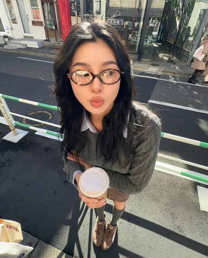 gái xinh đeo kính cười nhẹ nhàng