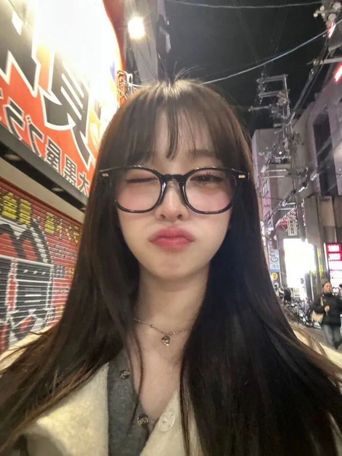 gái xinh đeo kính makeup nhẹ nhàng