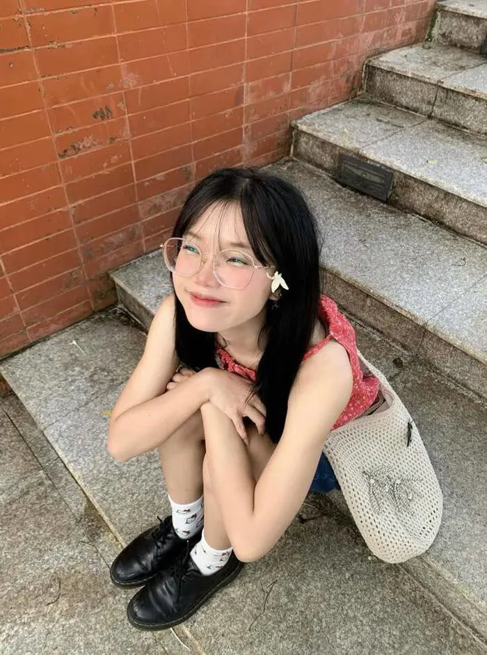 gái xinh đeo kính outfit học sinh