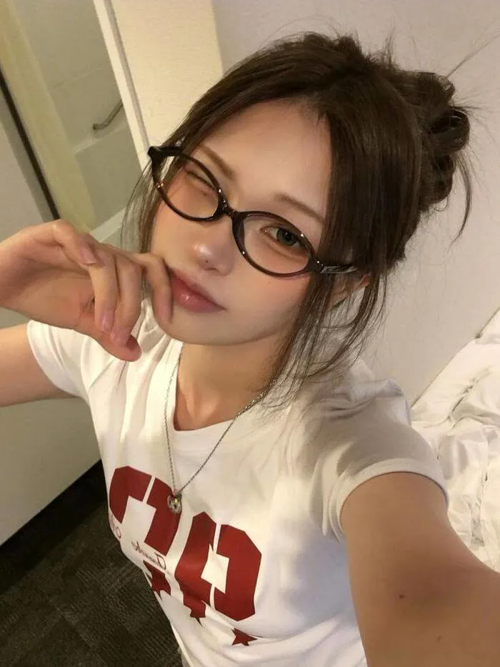 gái xinh đeo kính style streetwear
