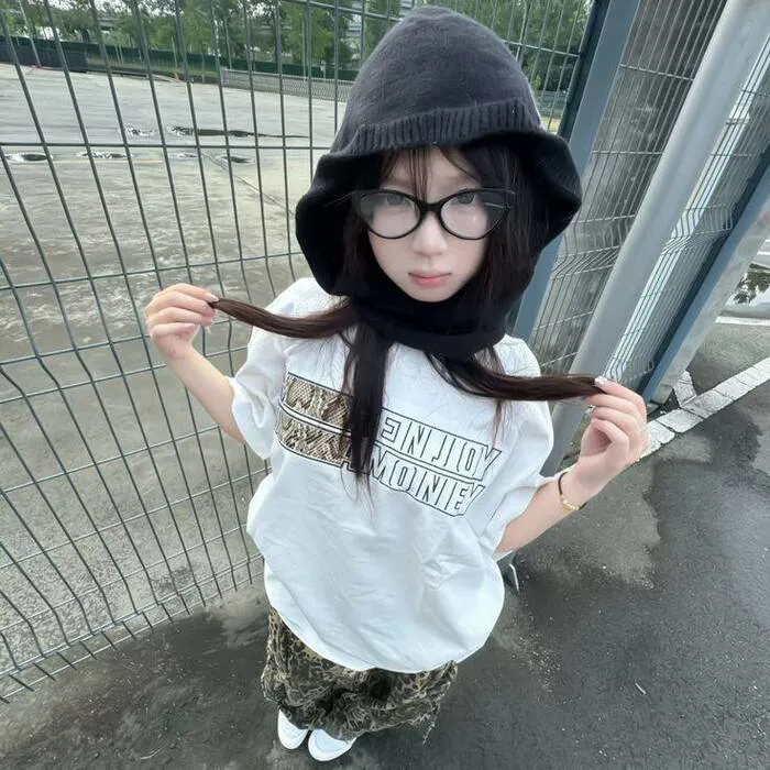 gái xinh đeo kính tông màu pastel