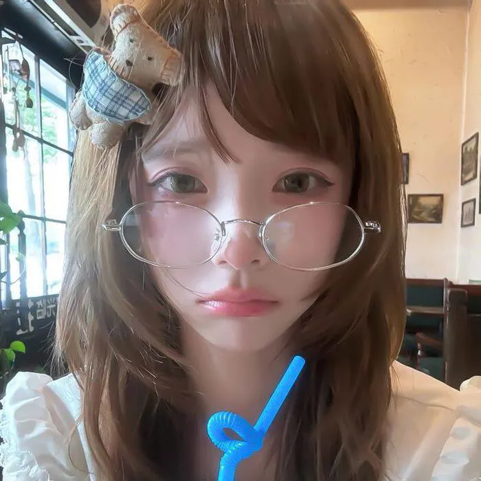 gái xinh đeo kính