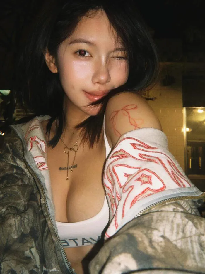 gái xinh hở hang chụp ảnh selfie