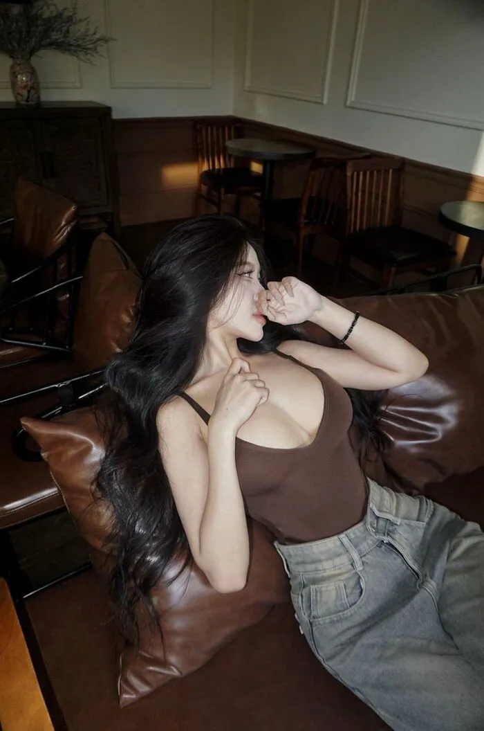 gái xinh hở hang mặc áo bó body