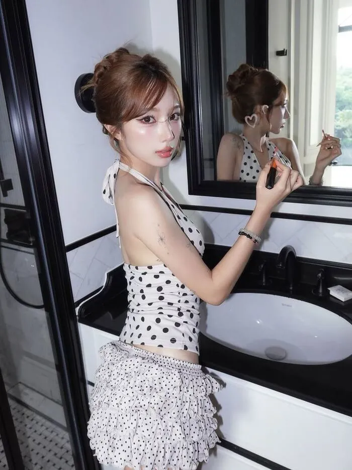 gái xinh hở hang mặc áo bó