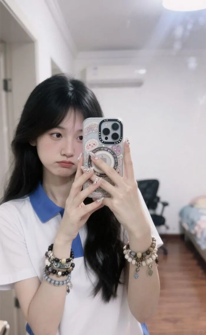 gái xinh học sinh tóc dài chụp trước gương gái xinh học sinh tóc dài chụp trước gương
