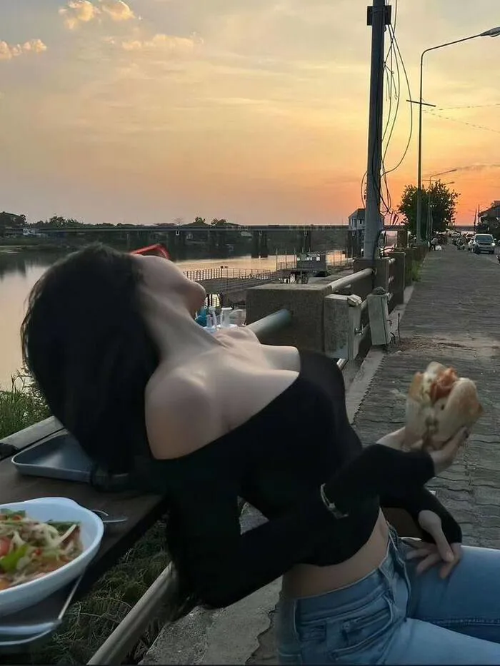 gái xinh khoe ngực ánh hoàng hôn gái xinh khoe ngực ánh hoàng hôn