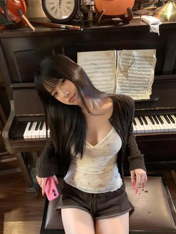 gái xinh khoe ngực phong cách sexy tinh tế gái xinh khoe ngực phong cách sexy tinh tế