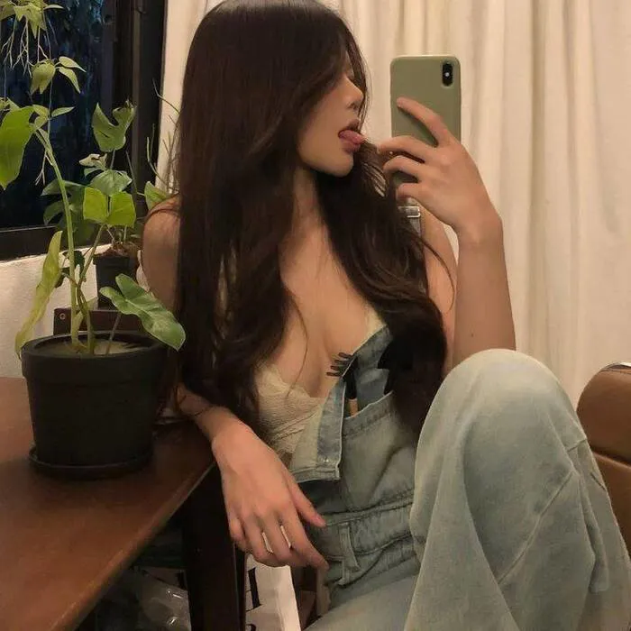 gái xinh khoe ngực style cá tính gái xinh khoe ngực style cá tính