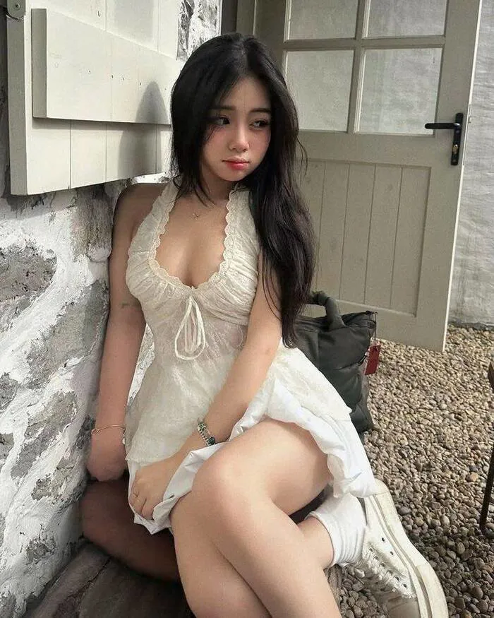 gái xinh khoe ngực thần thái cuốn hút gái xinh khoe ngực thần thái cuốn hút