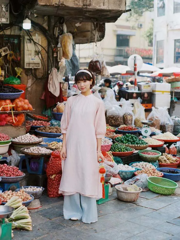 gái xinh mặc áo dài chụp ảnh ngoài trời