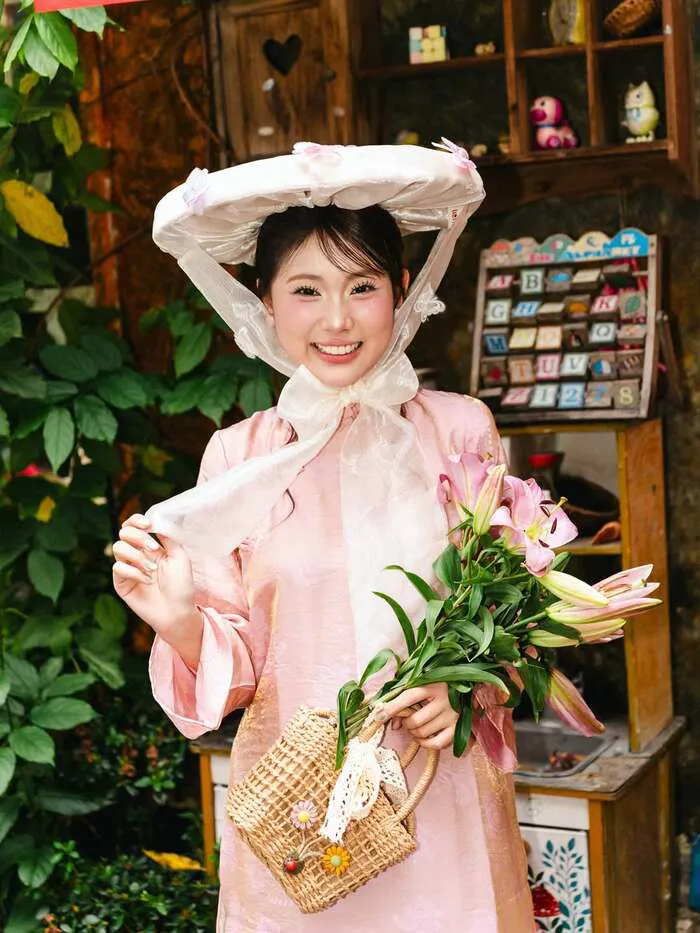 gái xinh mặc áo dài cười xinh