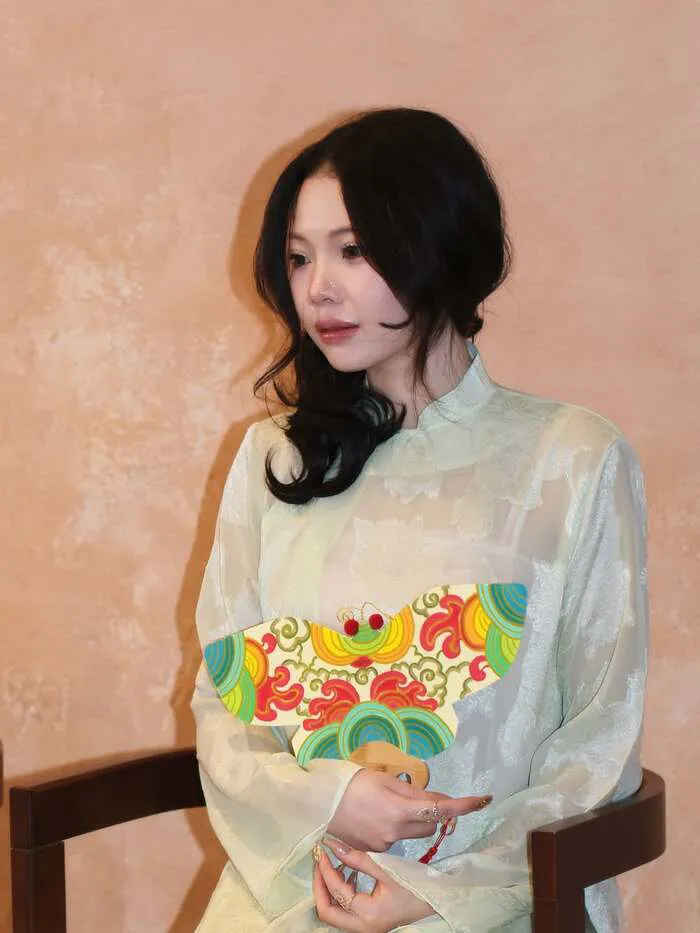 gái xinh mặc áo dài phong cách nữ tính