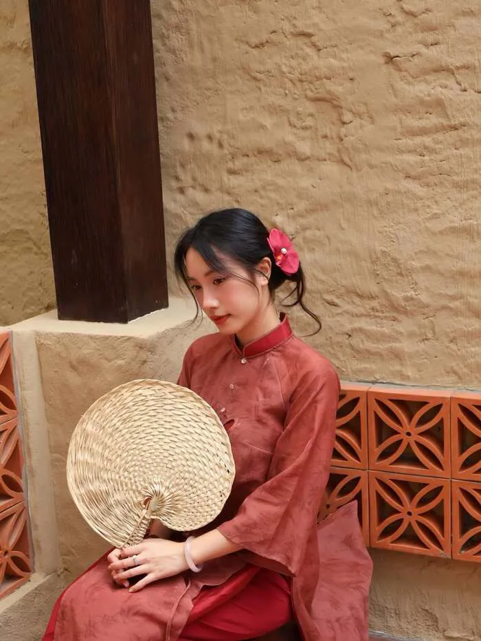 gái xinh mặc áo dài phong cách truyền thống