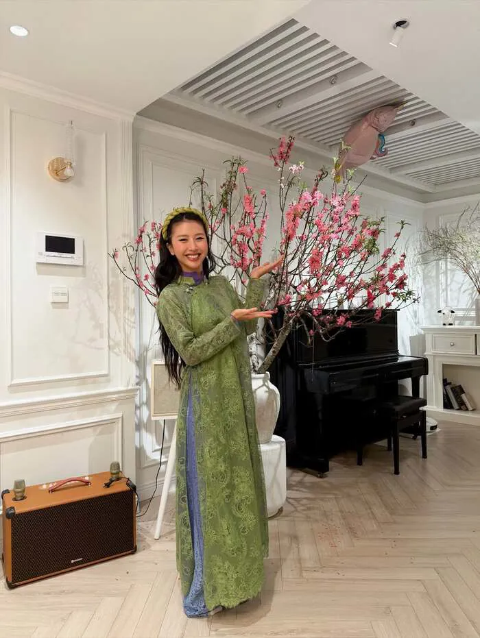 gái xinh mặc áo dài thần thái dịu dàng
