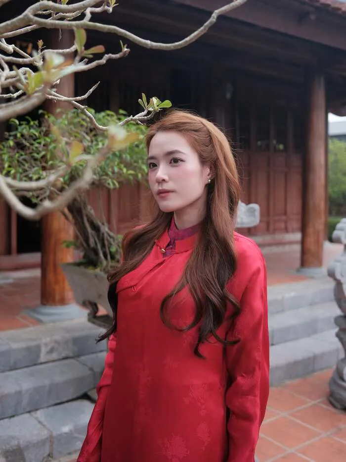 gái xinh mặc áo dài vibe nhẹ nhàng